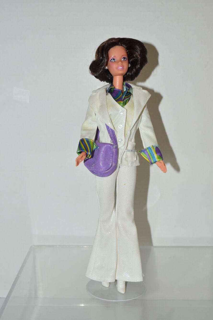 Vintage 1998 Mattel 70s Disco Barbie Brunette Loose Complete Outfit #19929 Stand